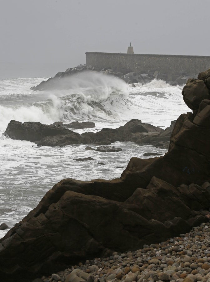 Enclavada en uno de los tramos más impresionantes de la costa, en una bellísima bahía, invita a perderse por las calles de su casco histórico y a disfrutar de sus hermosas playas. 