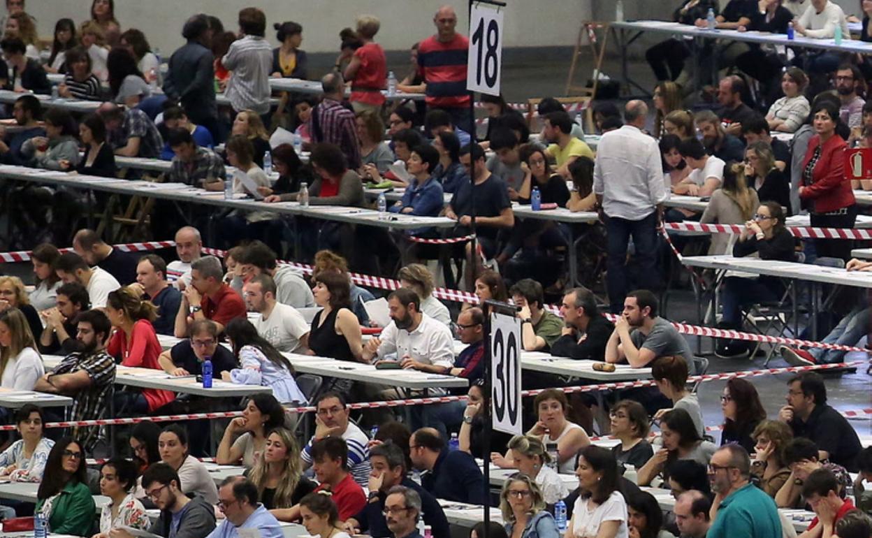 Opositores de Educación en un examen en el BEC. 