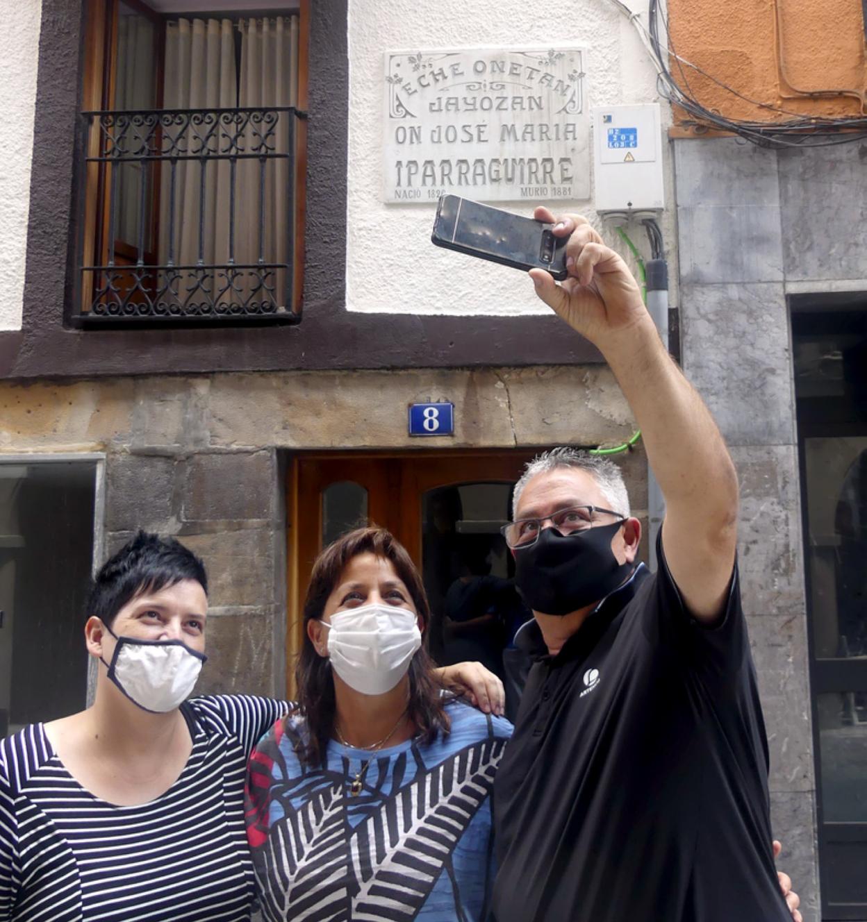 Nueva moda: sacarse una foto ante la casa natal de Iparragirre. 