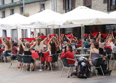 Imagen secundaria 1 - Epidemia Covid-19: Denuncian las celebraciones en Deba de las &#039;no fiestas&#039;