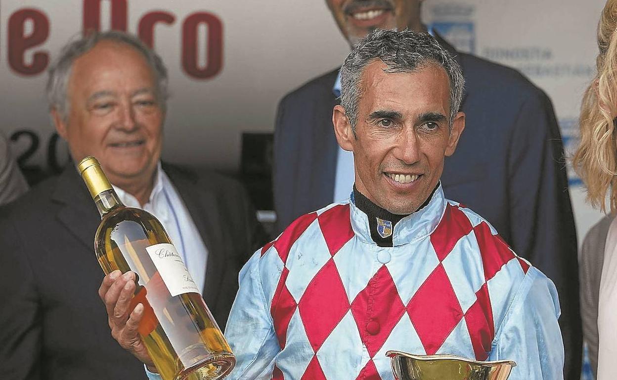 José Luis Martínez, con la Copa de Oro en su mano tras vencer el pasado año montando a 'Amazing Red'. 