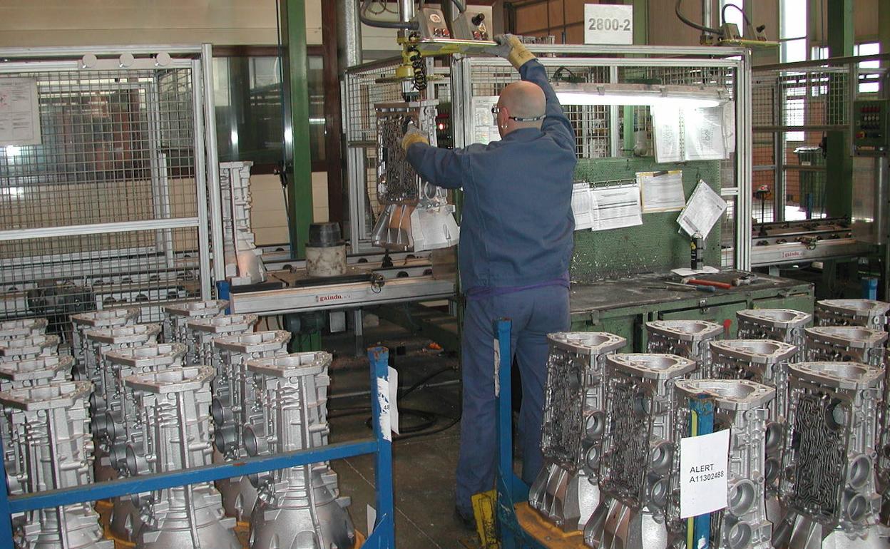 Un trabajador en una planta guipuzcoana de componentes para automoción.