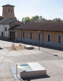 Imagen secundaria 2 - Un «traje a medida» para la plaza de un pueblo de León