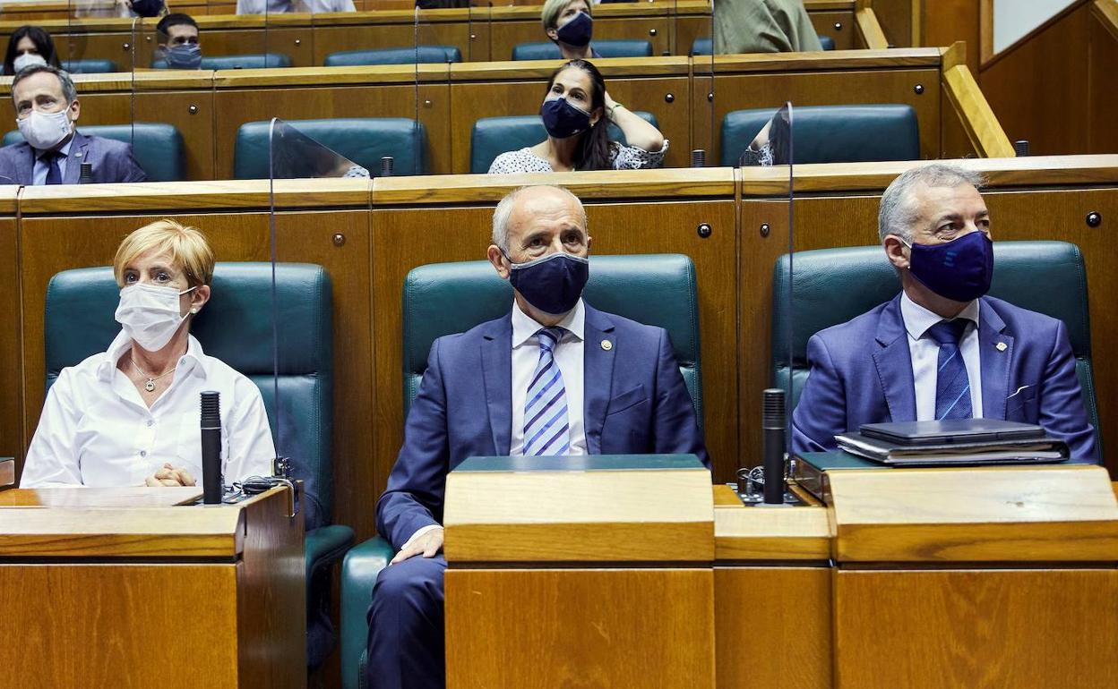 Tapia, Erkoreka y Urkullu en el Parlamento Vasco. 