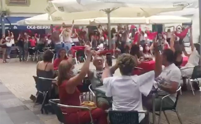 Captura de uno de los vídeos que circulan sobre las celebraciones en Deba. 