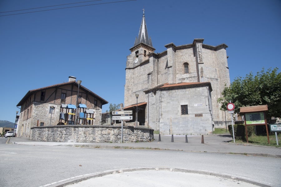 A pesar de situarse en Tolosaldea, Aduna se agregó a Donostia desde el año 1450 a 1883, anexión que provocó tensiones entre Tolosa y la capital guipuzcoana. 