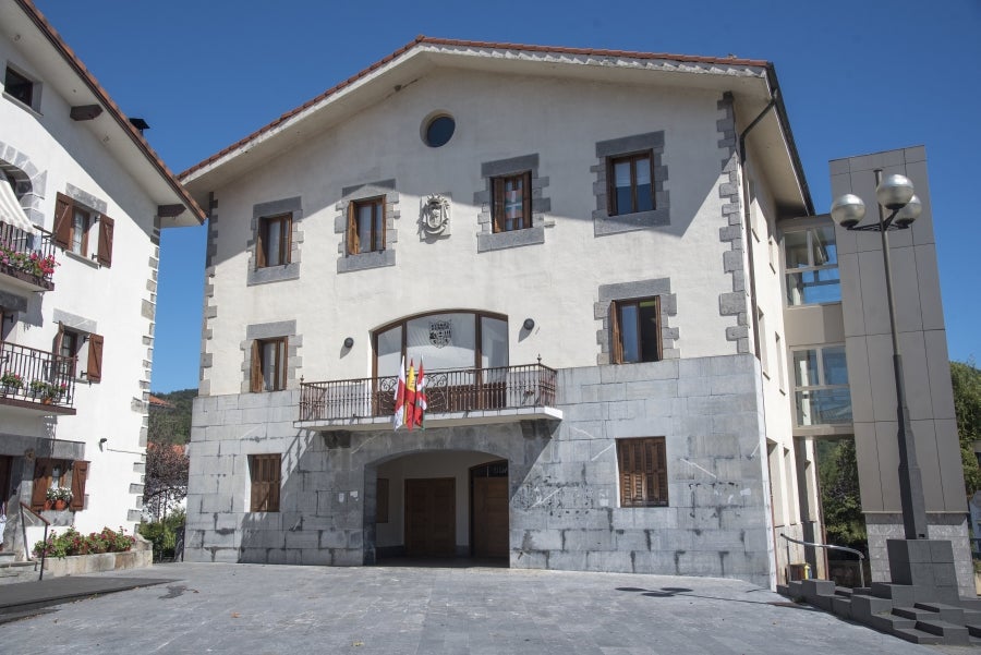 A pesar de situarse en Tolosaldea, Aduna se agregó a Donostia desde el año 1450 a 1883, anexión que provocó tensiones entre Tolosa y la capital guipuzcoana. 