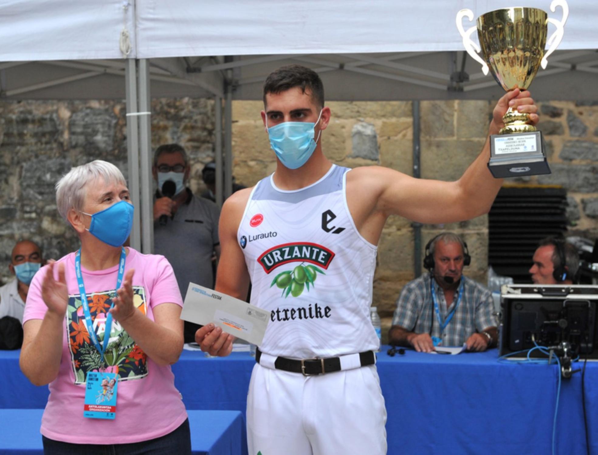 Campeón. Iker Vicente alza la copa de vencedor.
