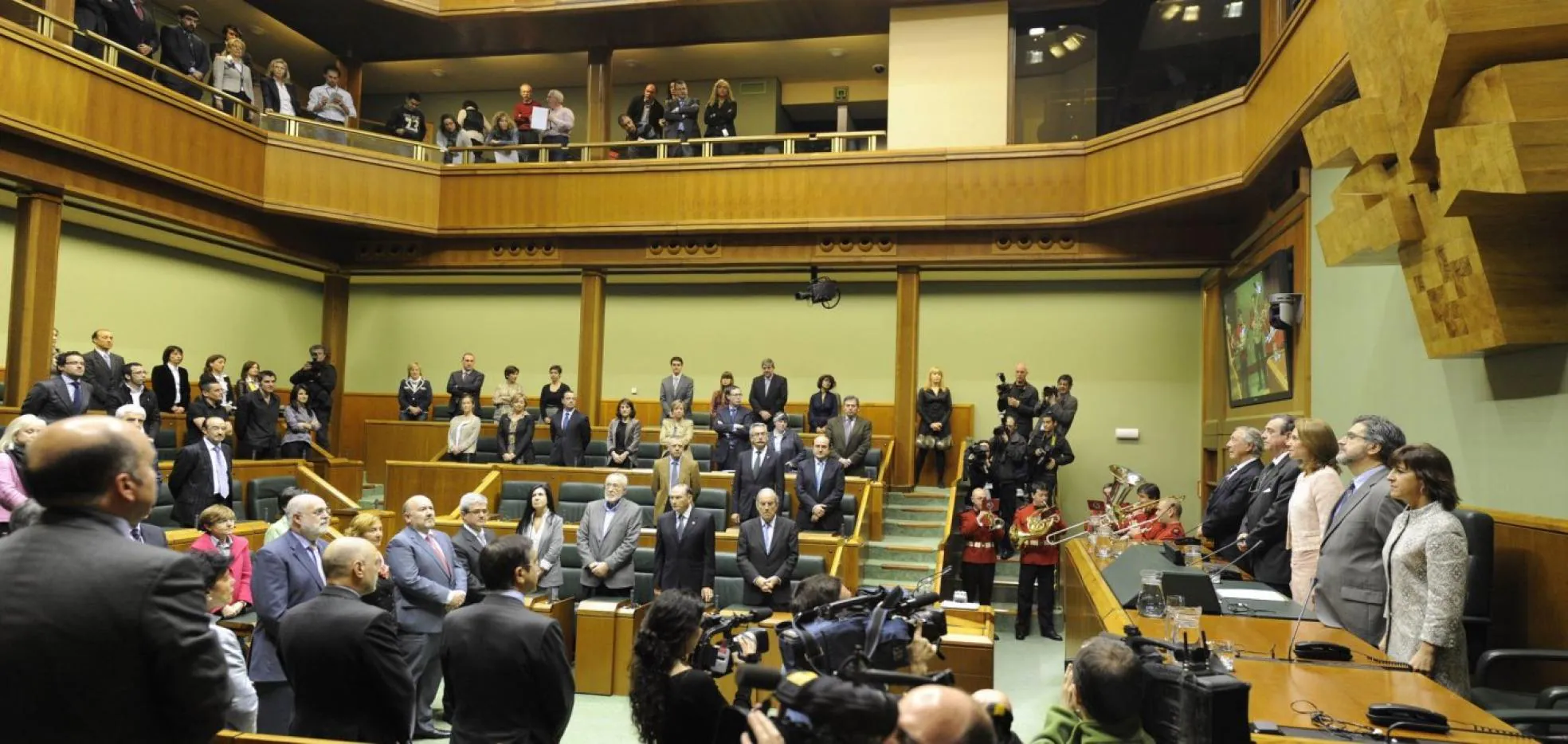 No es habitual que el himno de Euskadi suene en el Parlamento, aunque sí lo hizo en el 30 aniversario de la Cámara.