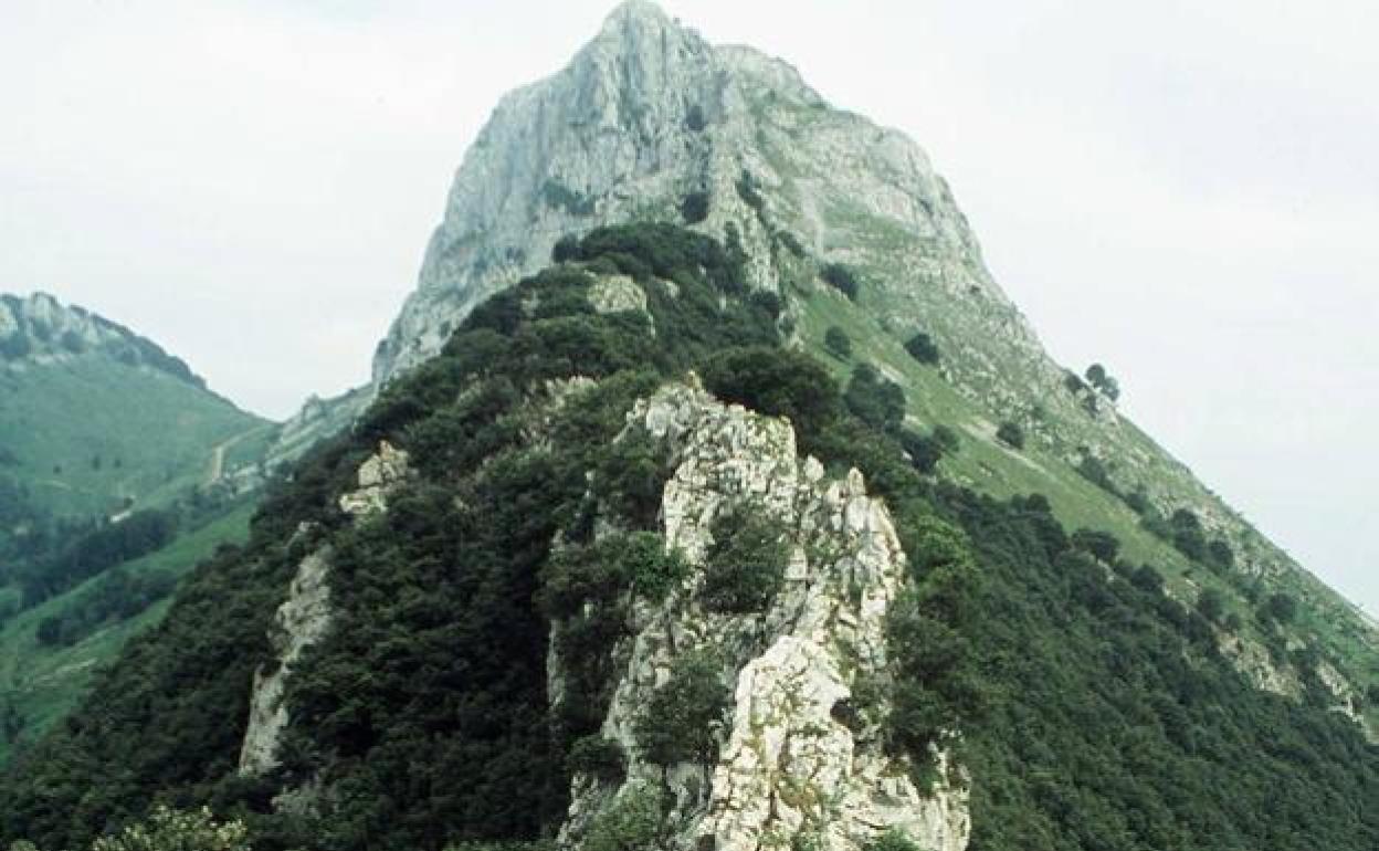 Fallece un montañero de 41 años tras precipitarse por un barranco del Mugarra