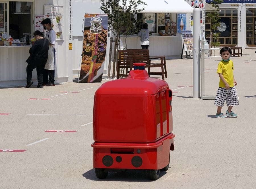 Robot repartidor para mantener la distancia social. 