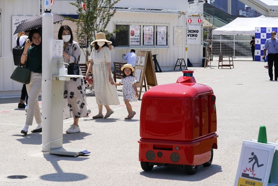 Robot repartidor para mantener la distancia social. 