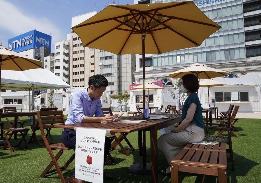 Robot repartidor para mantener la distancia social. 