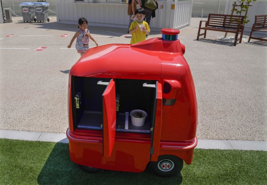 Robot repartidor para mantener la distancia social. 