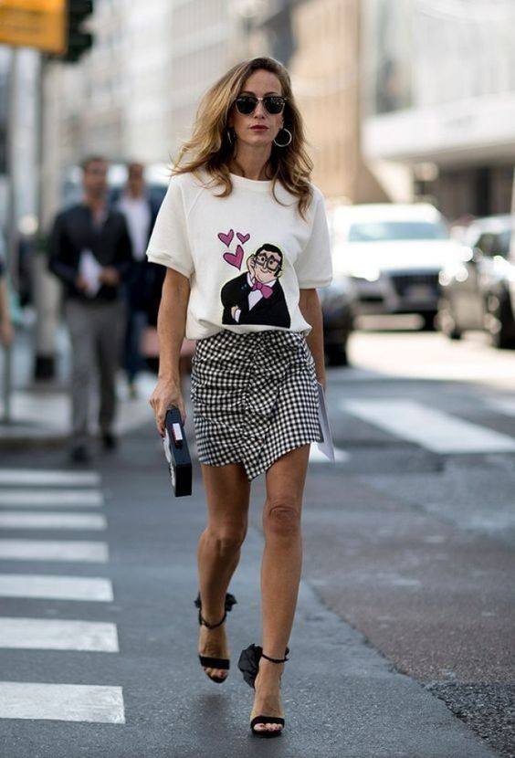 La mini falda es una prenda que podrás llevar en cualquier época del año. Este verano apuesta por combinarla con una camiseta básica blanca y unas sandalias de tacón. Para los días más fríos, súmale una 'biker' de cuero con unas botas camperas. El estilismo será de lo más rompedor