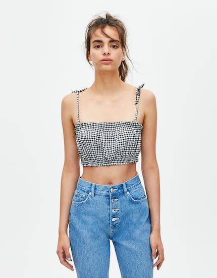 De naturaleza noventera y mínimas proporciones, quizás estemos ante una de las prendas más arriesgadas del armario. Es un buen recurso para aportar un toque desenfadado a tus estilismos más sobrios 