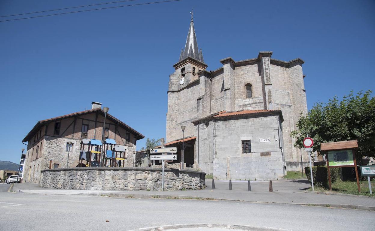 La torre de la iglesia de Nuestra Señora de la Asunción posee un remate puntiagudo. 
