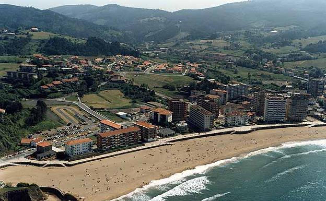 Un bilbaíno de 51 años muere ahogado al ir a rescatar a su hija en la playa de Bakio