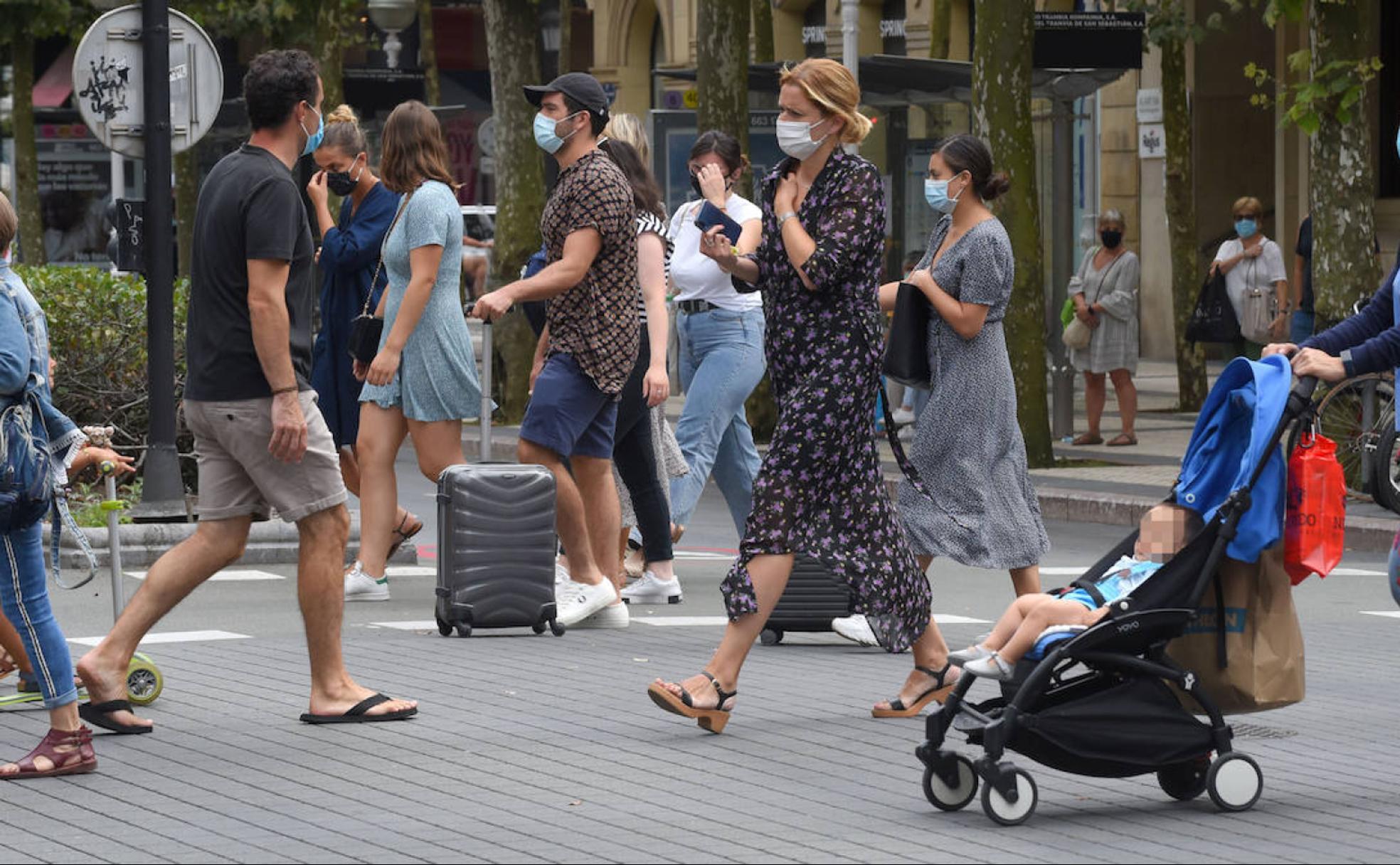 Paseantes este lunes por las calles de San Sebastián. 
