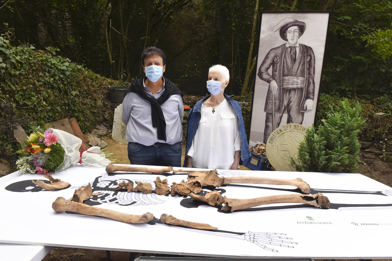 Los descendientes de Migel Joakin Eleizegi, el Ayuntamiento de Altzo y la Sociedad de Ciencias Aranzadi han explicado los pormenores del hallazgo de los restos óseos del gigante de Altzo en el osario del cementerio de Altzo.