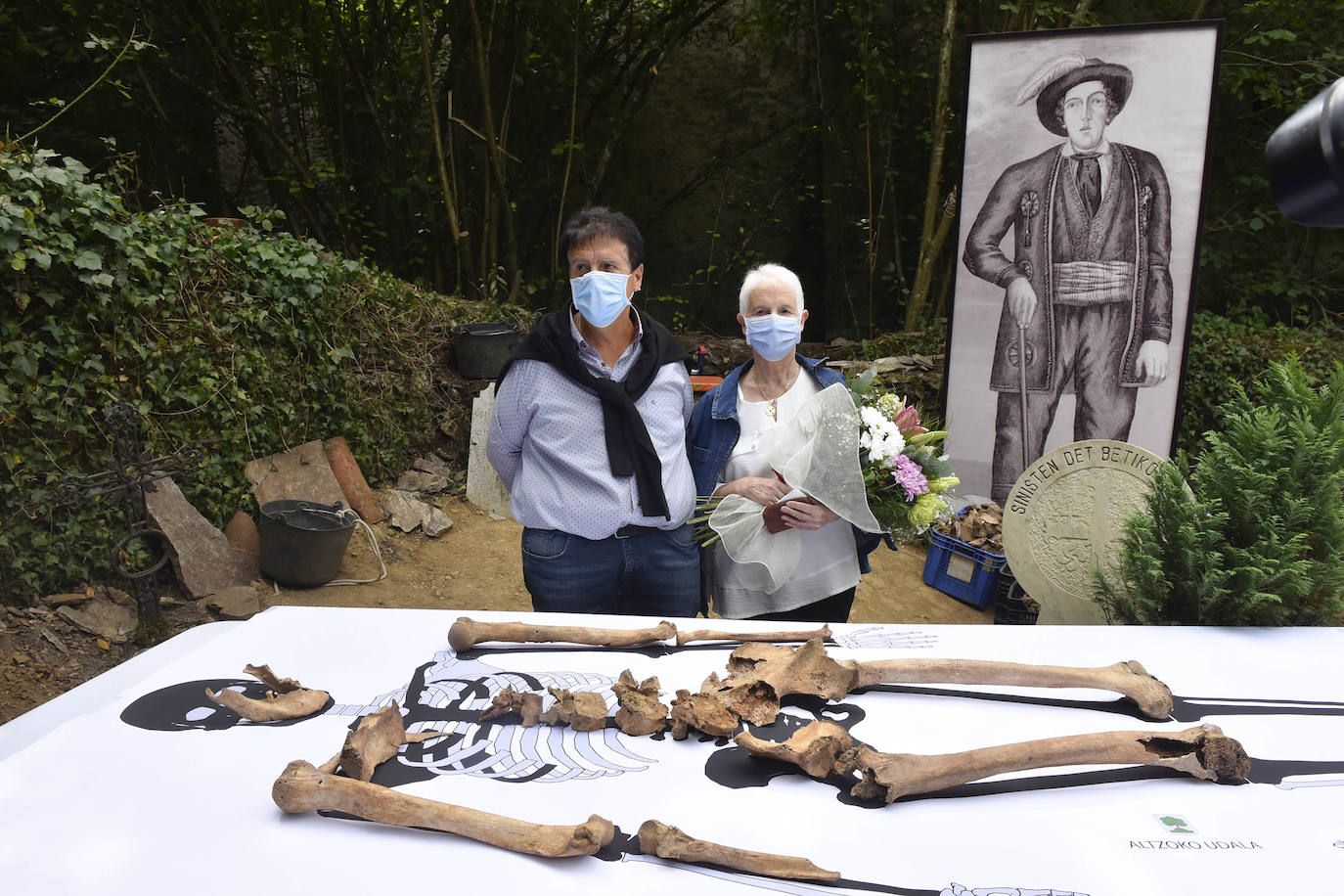 Los descendientes de Migel Joakin Eleizegi, el Ayuntamiento de Altzo y la Sociedad de Ciencias Aranzadi han explicado los pormenores del hallazgo de los restos óseos del gigante de Altzo en el osario del cementerio de Altzo.