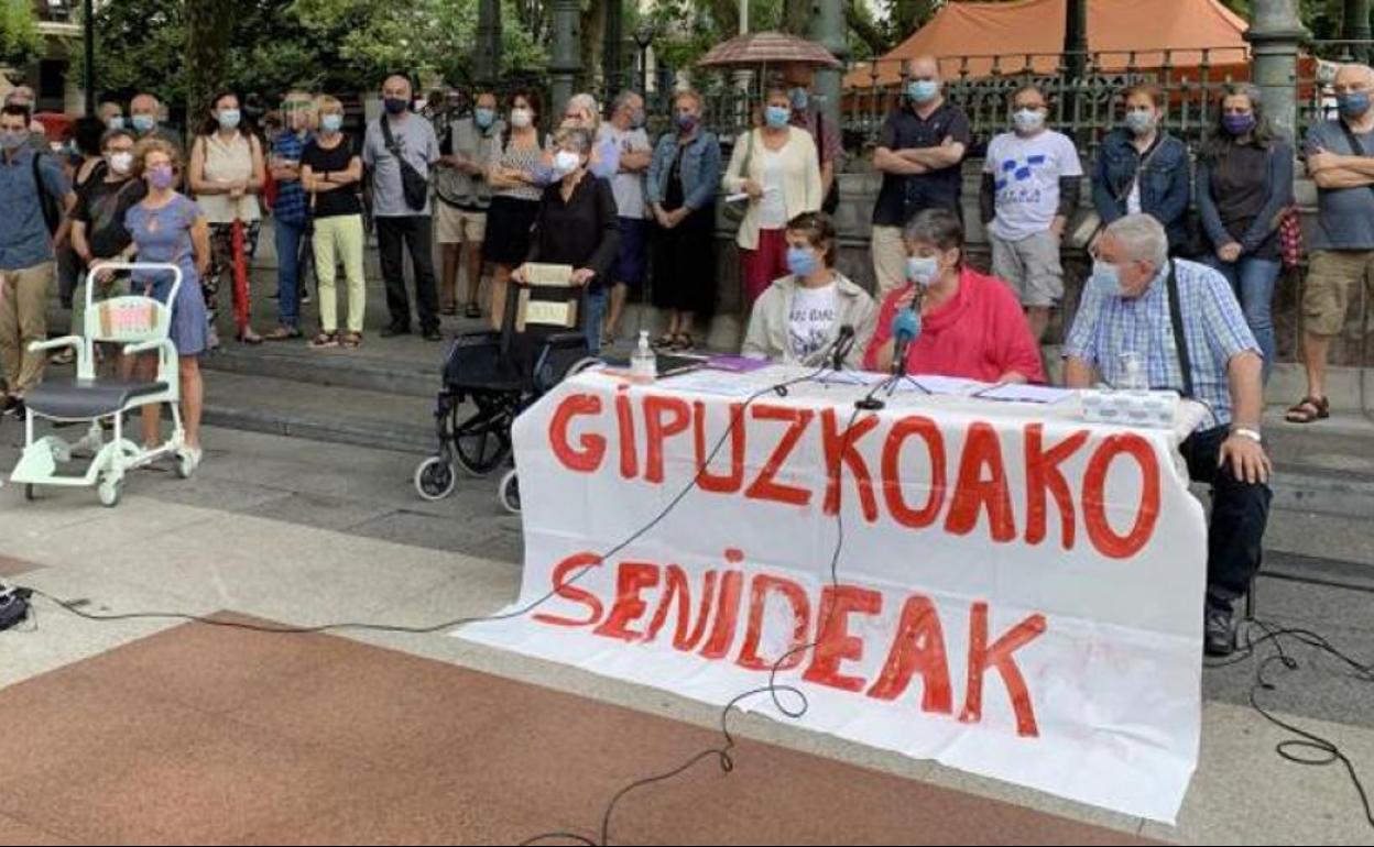 Una rueda de prensa anterior de Gipuzkoako Senideak en San Sebastián.