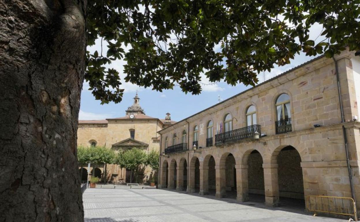 Dos de los edificios más emblemáticos del casco, el ayuntamiento y la iglesia de San Martín de Tours.