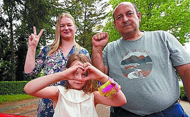 Marina hace el signo de la victoria con su familia en Eibar. 