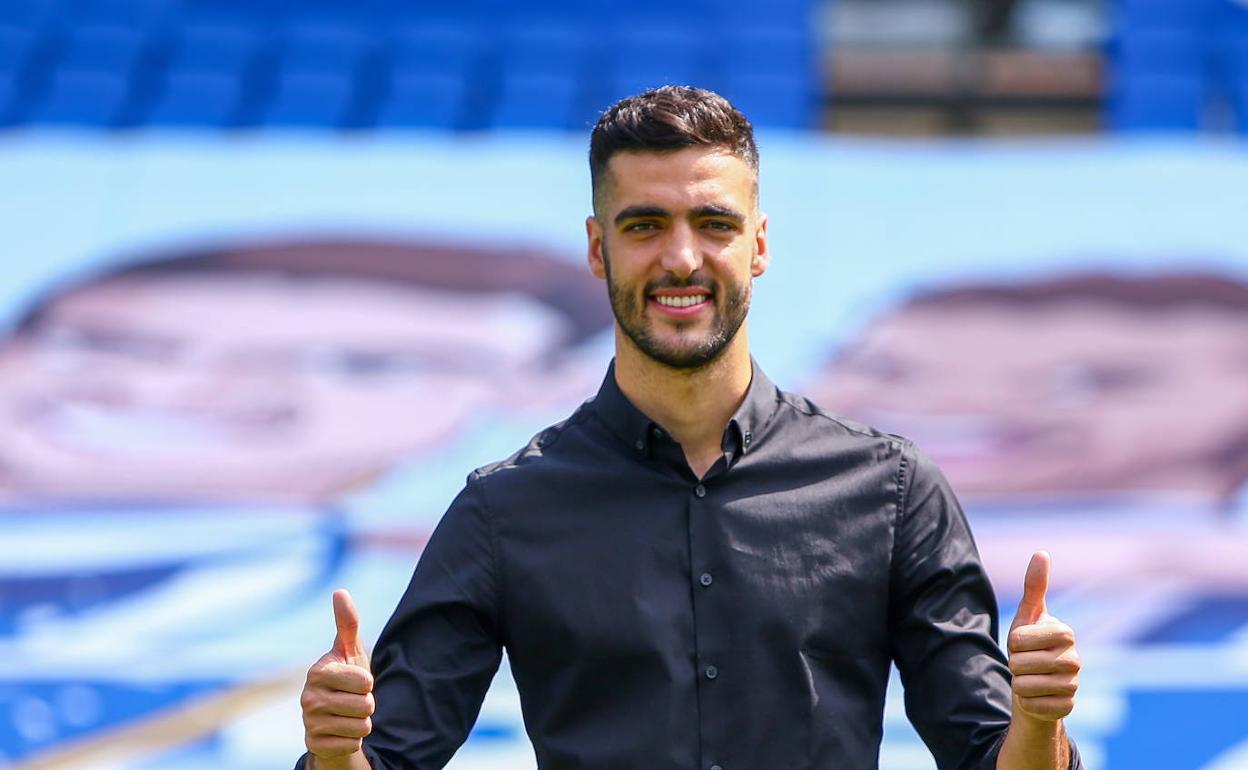 Mikel Merino posa el día que renovó con la Real Sociedad.
