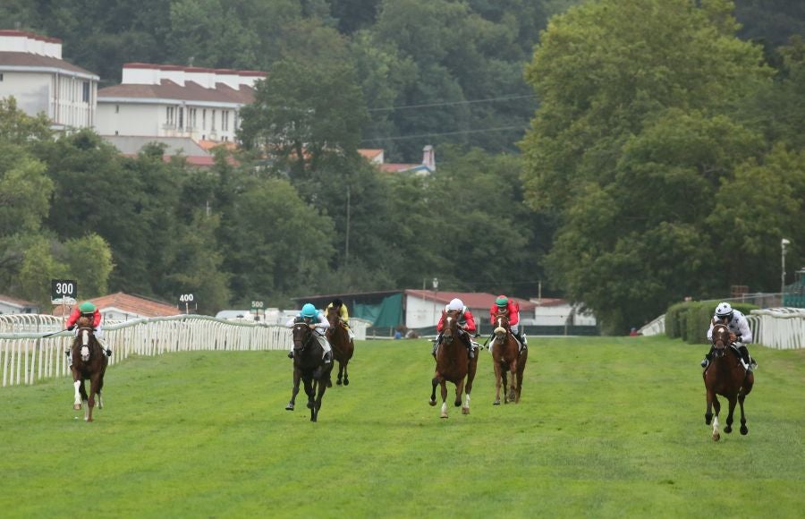 Carreras en el hipódromo de Lasarte. 