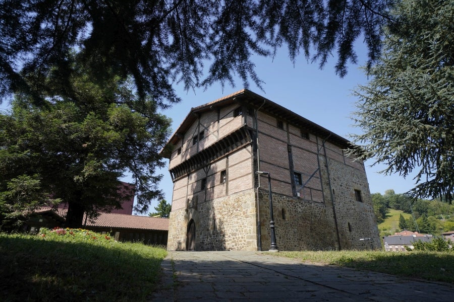 El principal núcleo del Alto Urola, cuna de conquistadores y ligado desde hace siglos ala industria del hierro, sorprende por su rico patrimonio artístico en el que destaca la Antigua. 