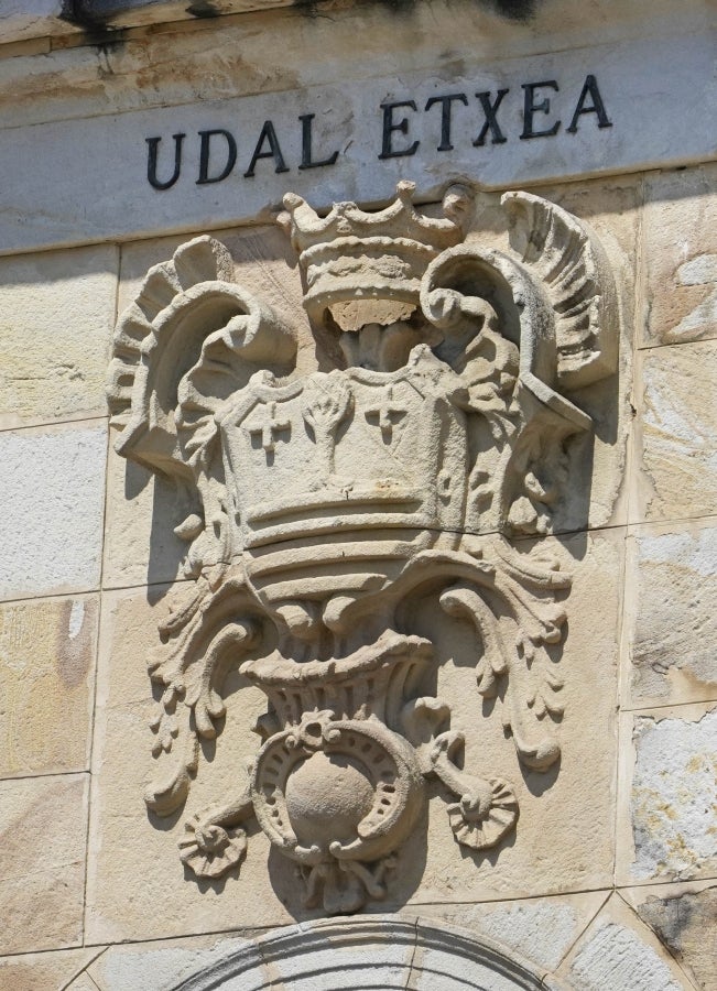 El principal núcleo del Alto Urola, cuna de conquistadores y ligado desde hace siglos ala industria del hierro, sorprende por su rico patrimonio artístico en el que destaca la Antigua. 