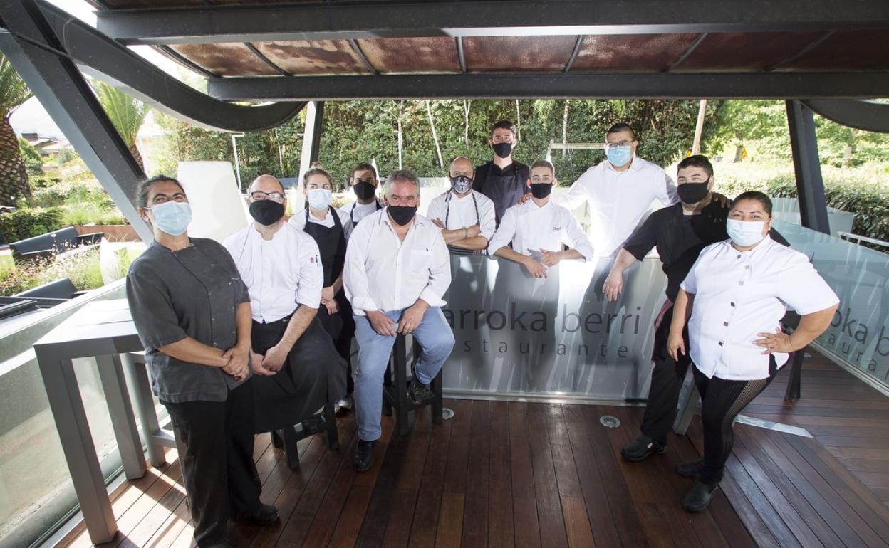 El equipo del Arroka Berri, preparado para seguir mimandoa su clientela. 