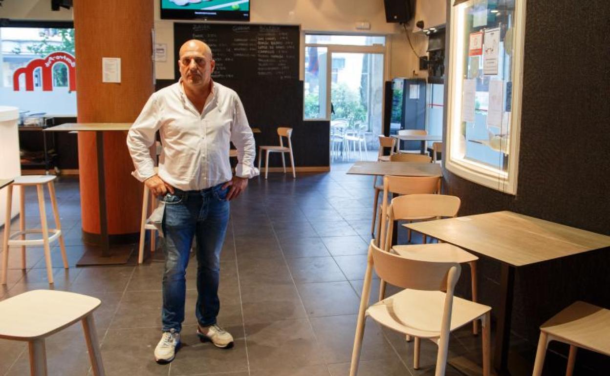 Ángel Ibarluzea, en su gastro-pub Arkupe de Eibar, donde el Ayuntamiento le permite mantener su actividad pese a ser grupo 3. 