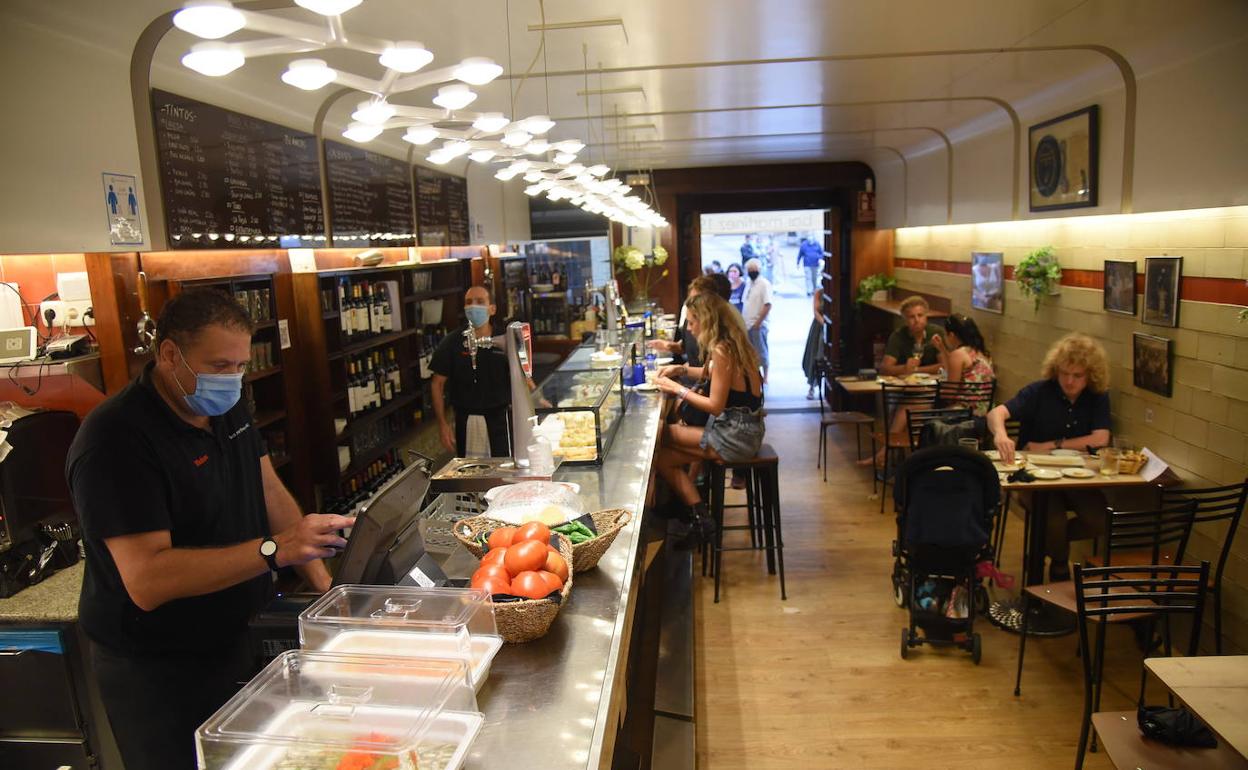 Los clientes solo pueden consumir sentados y con 1,5 metros de distancia entre ellos.