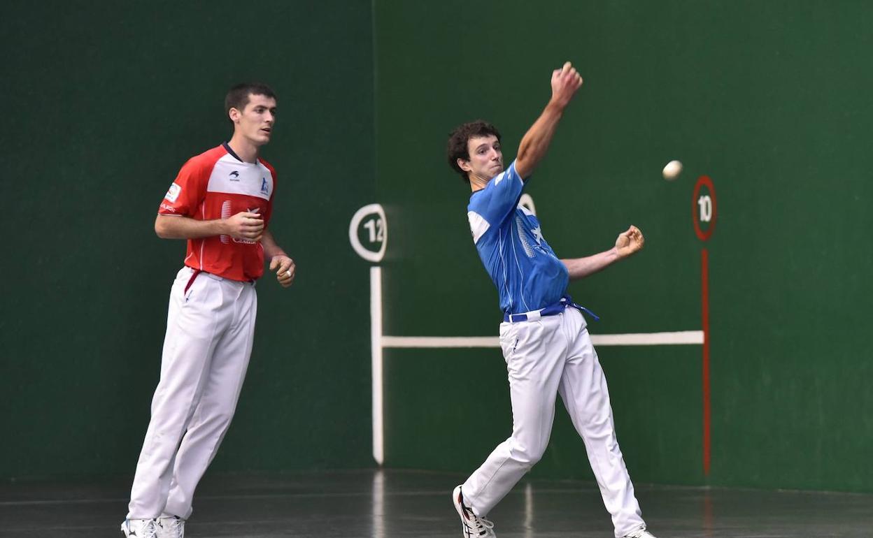 Beñat Rezusta, que dominó claramente el peloteo, observa el derechazo de Julen Martija. 