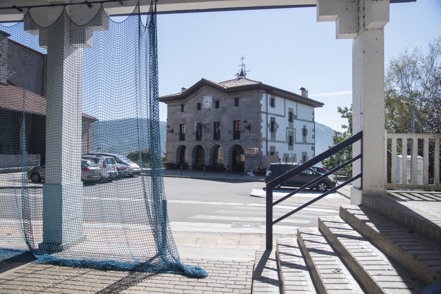 El cura Manuel Ignacio Santa Cruz fue uno de los guerrilleros carlistas más activo. Sus enemigos quisieron apresarle en Hernialde mientras daba misa, pero escapó. 