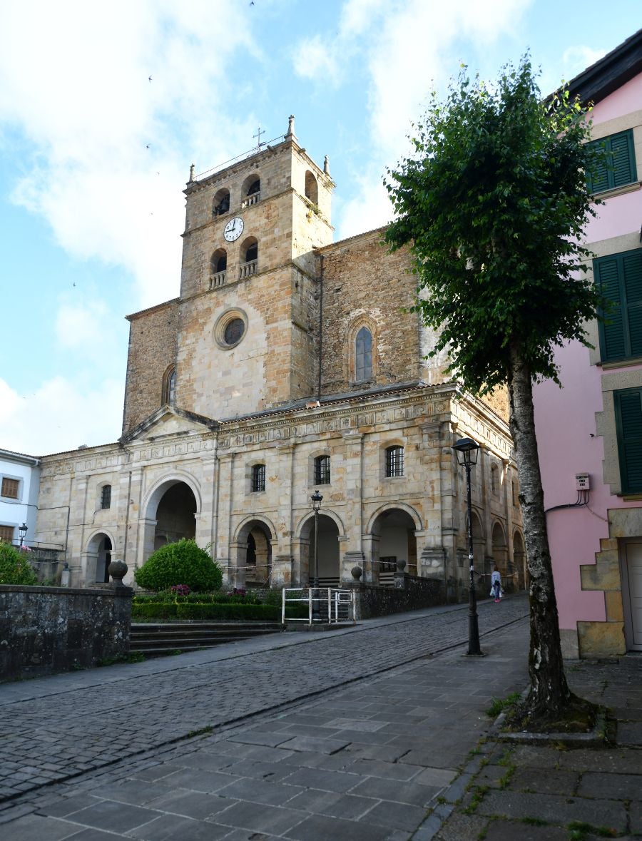 Ubicado en la frontera con Bizkaia, en un punto estratégico con espectaculares vistas al Anboto y al Udalaitz, fue especialmente castigado en la Guerra Civil