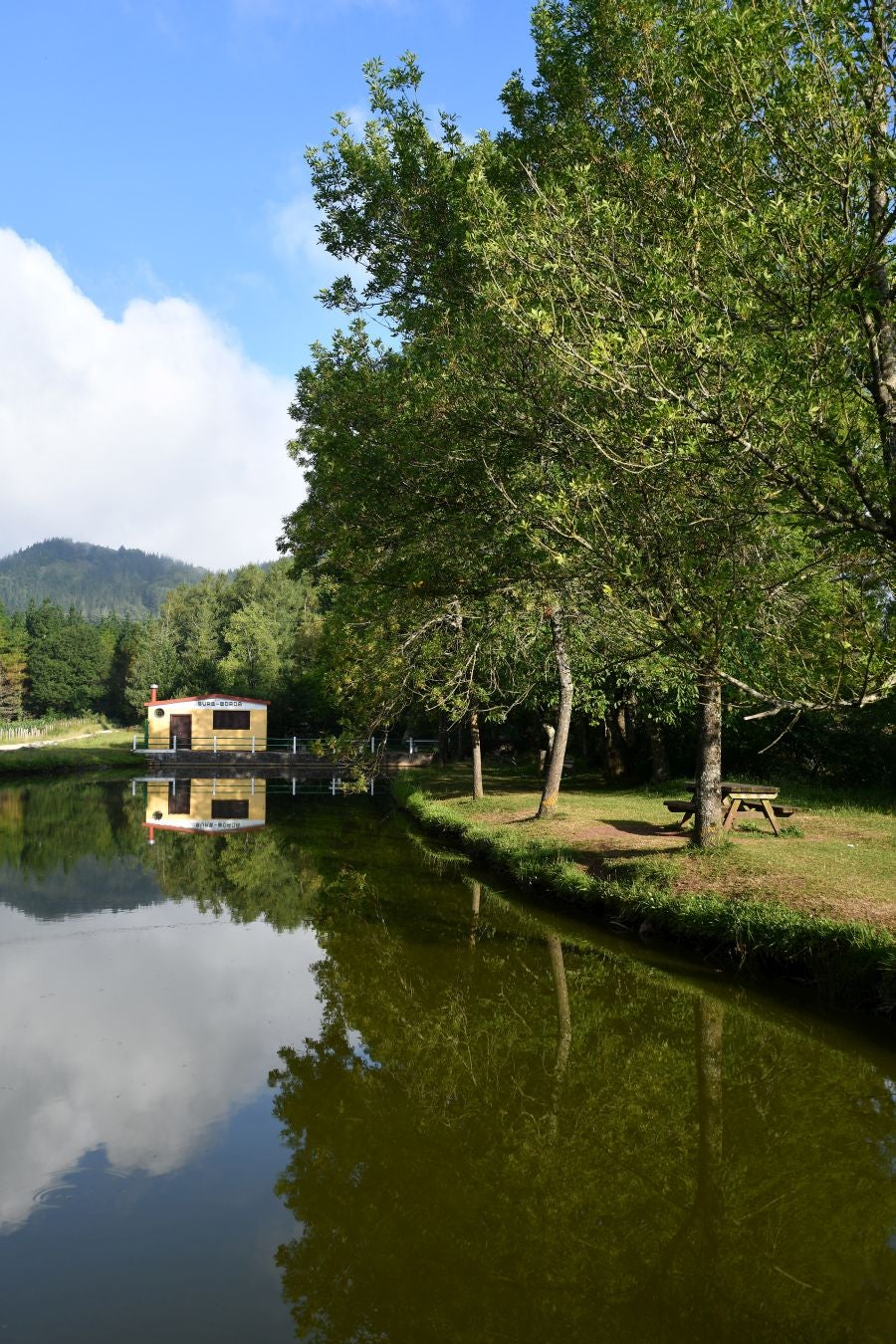 Ubicado en la frontera con Bizkaia, en un punto estratégico con espectaculares vistas al Anboto y al Udalaitz, fue especialmente castigado en la Guerra Civil