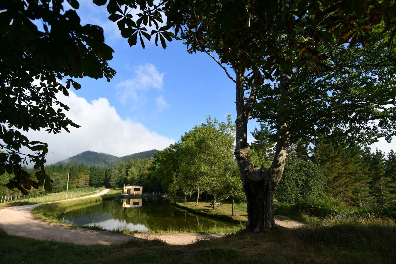 Ubicado en la frontera con Bizkaia, en un punto estratégico con espectaculares vistas al Anboto y al Udalaitz, fue especialmente castigado en la Guerra Civil