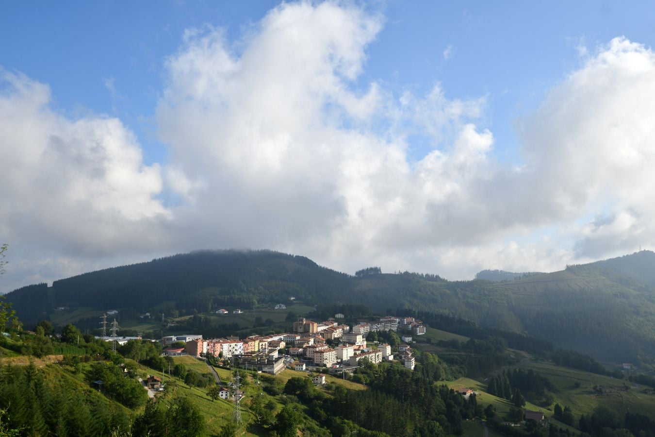 Ubicado en la frontera con Bizkaia, en un punto estratégico con espectaculares vistas al Anboto y al Udalaitz, fue especialmente castigado en la Guerra Civil