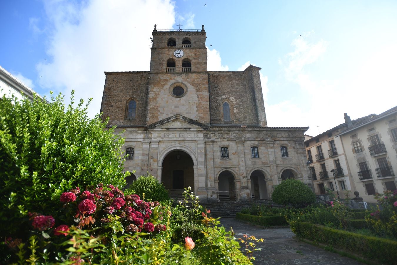 Ubicado en la frontera con Bizkaia, en un punto estratégico con espectaculares vistas al Anboto y al Udalaitz, fue especialmente castigado en la Guerra Civil