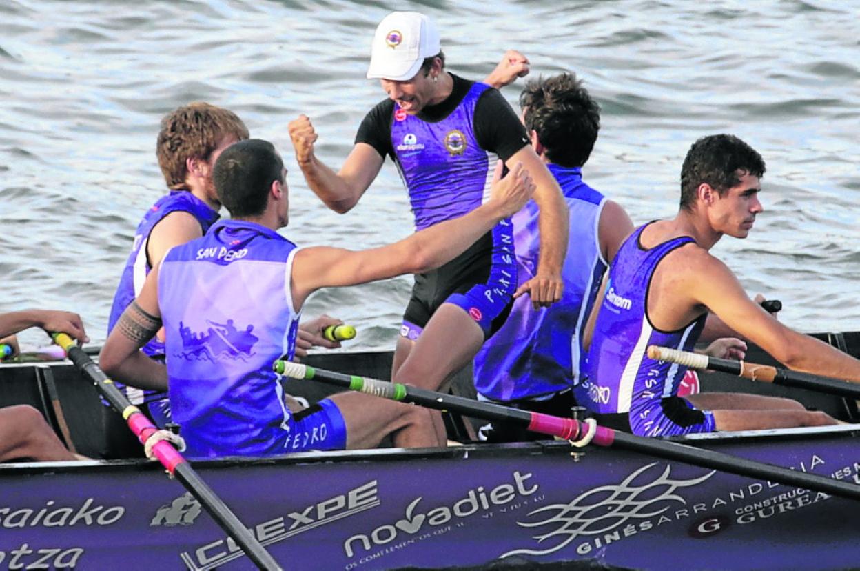 El patrón de la Libia, Ander Etxegoien, felicita a sus remeros. 