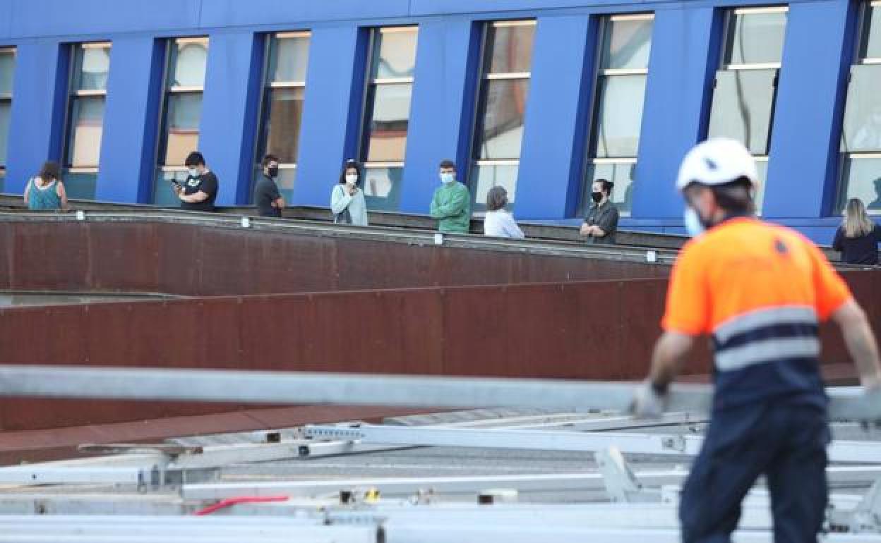 arias personas hacen cola en el hospital de Gernika para someterse a una PCR.