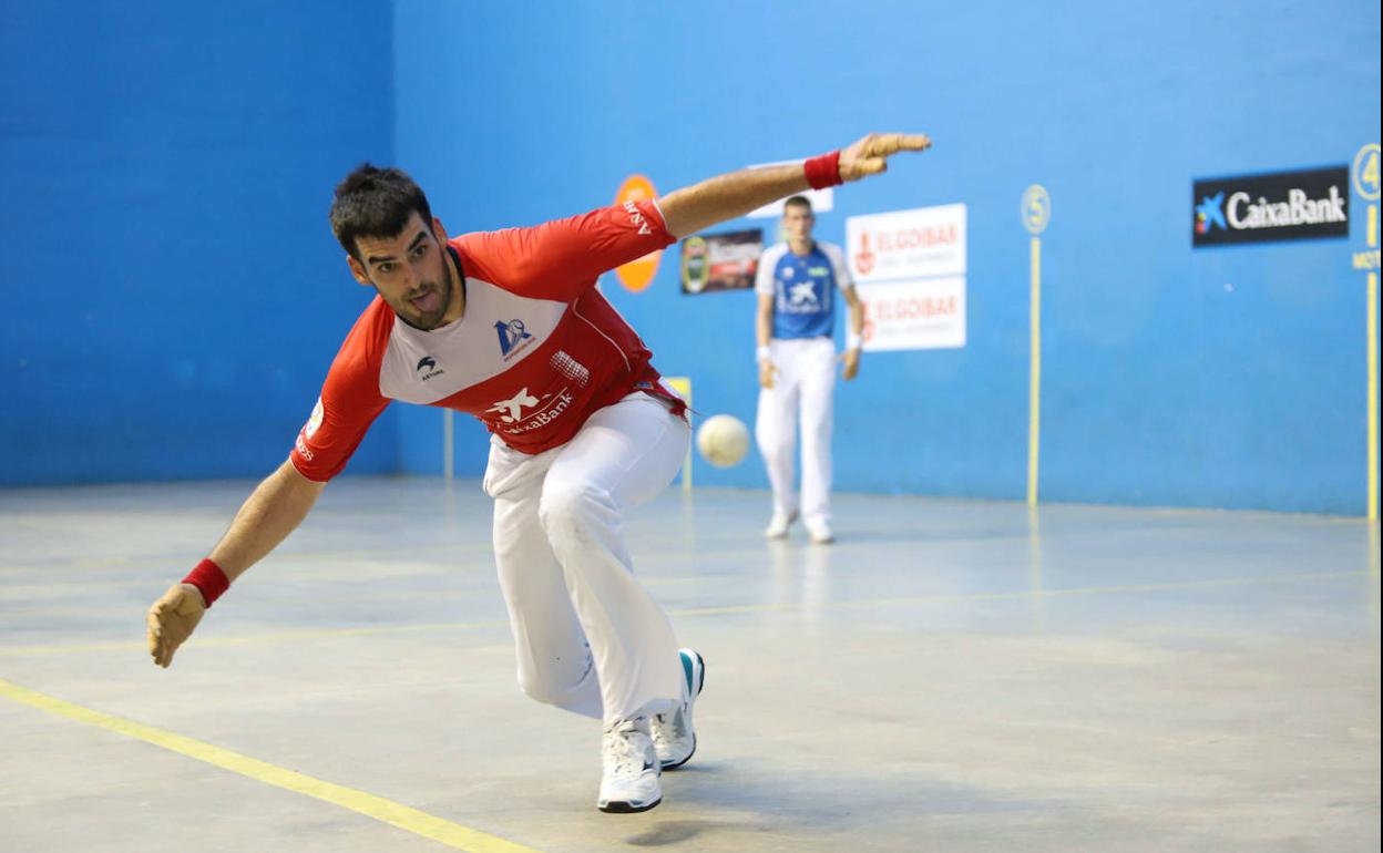 Ezkurdia se dispone a golpear la pelota este lunes en Elgoibar.