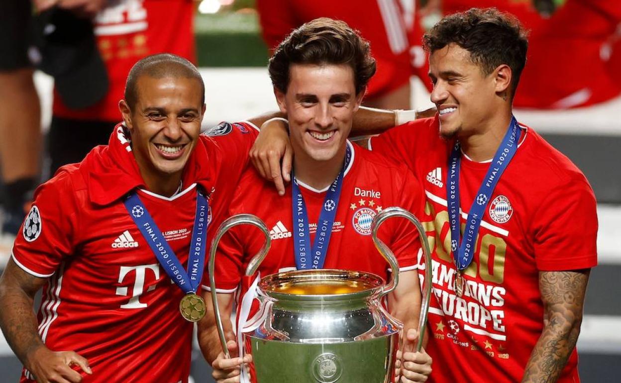 Odriozola, junto a Coutinho y Tiago Alcántara, con el título de Champions. 