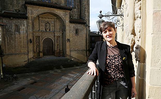 Aizpea Otaegi, en uno de los balcones del Ayuntamiento de Errenteria. 