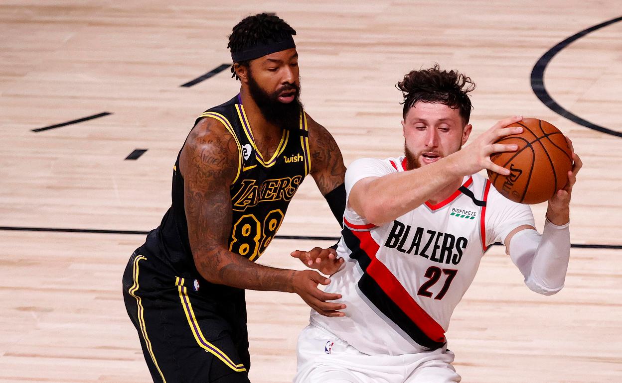 Morris defiende a Nurkic en un momento del partido. 