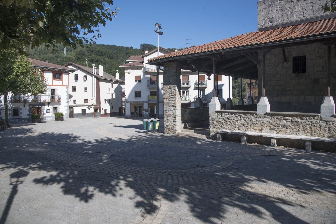 Su peculiar lavadero y sus antiguos caseríos destacan entre las nuevas edificaciones del casco urbano que siguió al castro de la Edad de Hierro de Basagain