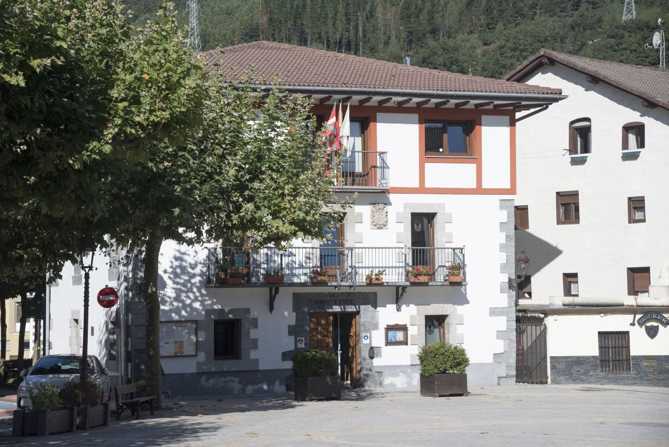 Su peculiar lavadero y sus antiguos caseríos destacan entre las nuevas edificaciones del casco urbano que siguió al castro de la Edad de Hierro de Basagain